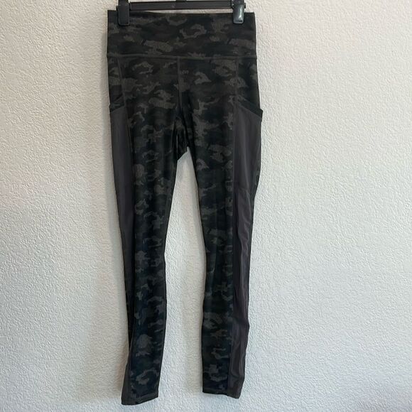 Fabletics on the Go Powerhold High Waisted Mesh Legging in Charcoal Camo Medium - Picture 2 of 9